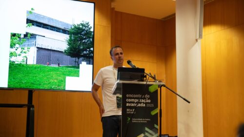 Researcher presenting the Deucalion supercomputer at the Encontro de Computação Avançada 2025, with a photo of the Deucalion facility shown on screen.