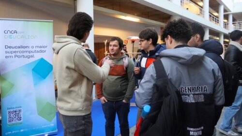 Membros da equipa Deucalion a interagir com potenciais alunos de mestrado.