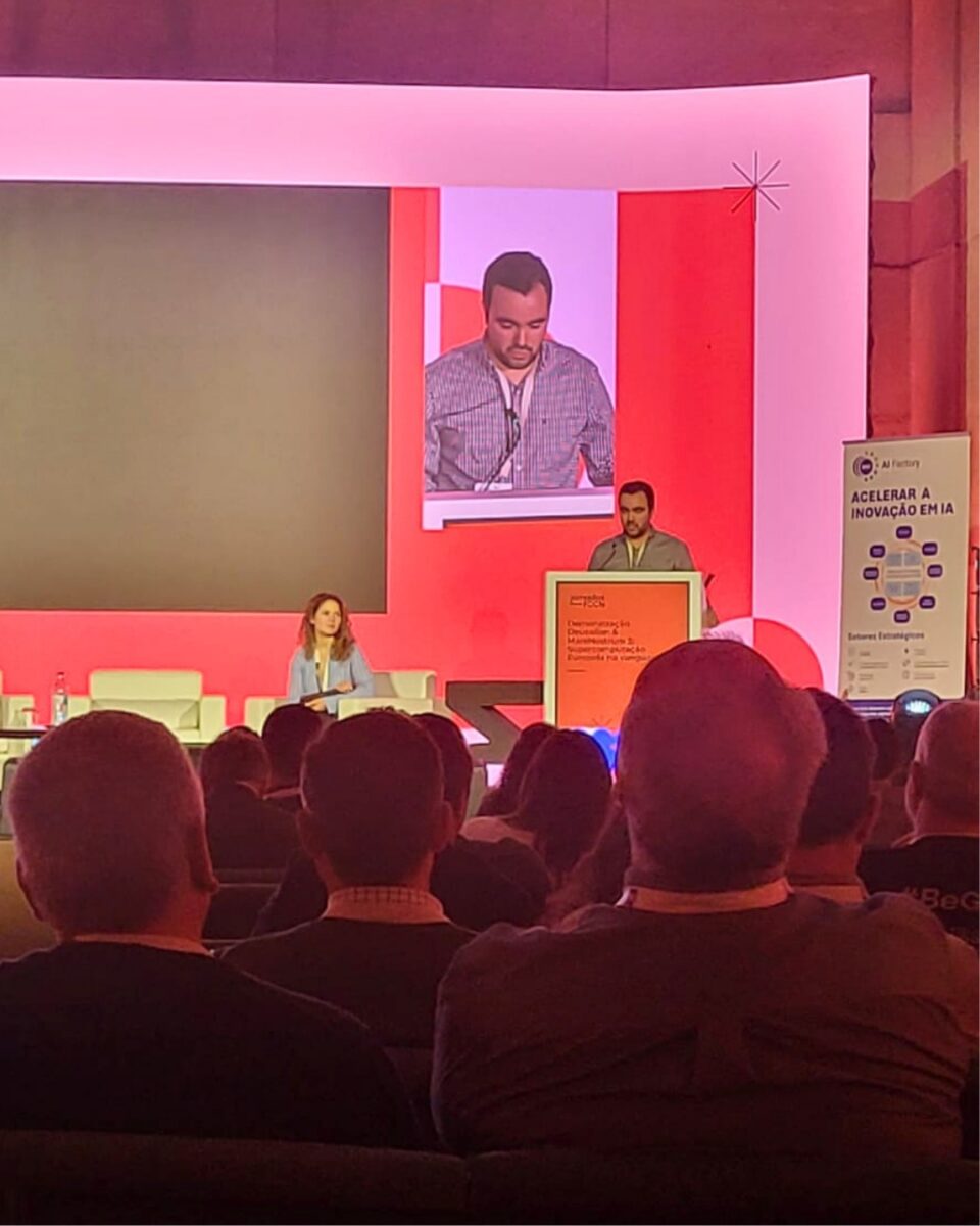Orador no palco a falar numa sessão das Jornadas FCCN 2026.