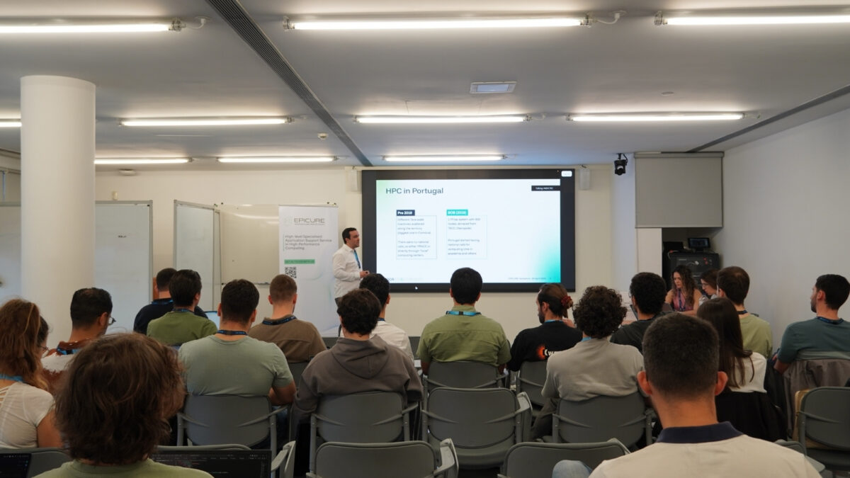 Audiência a observar uma apresentação sobre computação de alto desempenho em Portugal com o apresentador a apresentar slides em frente de uma sala de aulas.