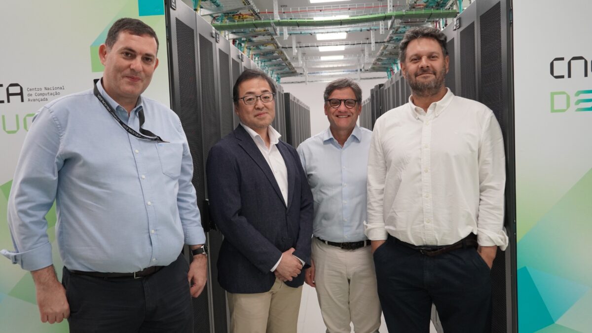 Representantes da Fsas Technologies, INESC TEC e Deucalion posam para uma fotografia de grupo entre as racks de servidores do Deucalion.
