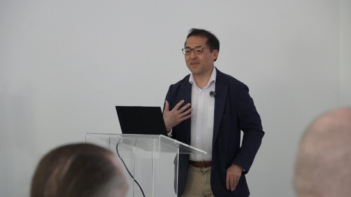 Orador a apresentar uma palestra a partir de um púlpito sobre a nova geração de tecnologia de processadores durante uma sessão numa conferência técnica.