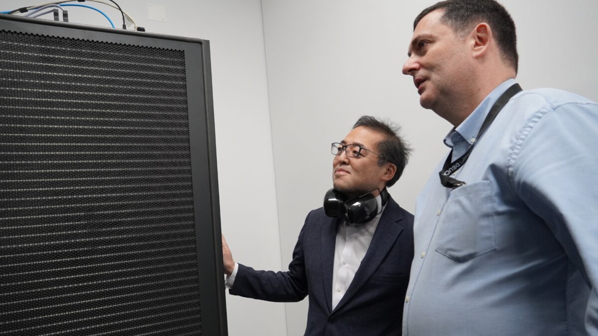 Representates da Fsas Technologies e Deucalion a olhar para a infraestrutura de arrefecimento durante uma visita às instalações do Deucalion em Portugal.