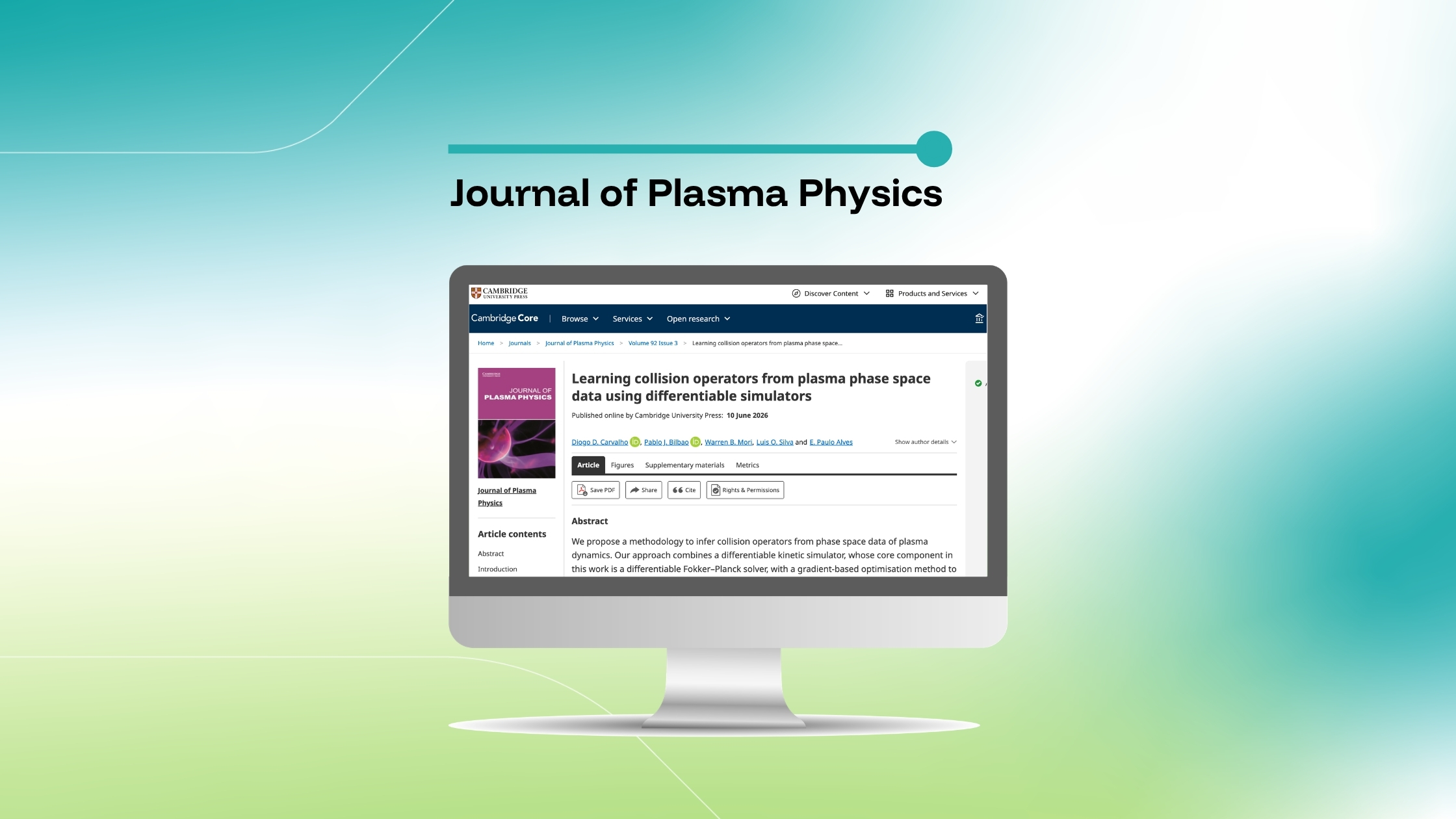 Imagem que destaca um artigo da revista Journal of Plasma Physics intitulado «Learning collision operators from plasma phase space data using differentiable simulators», exibida num ecrã de computador sobre um fundo com um gradiente azul e verde.